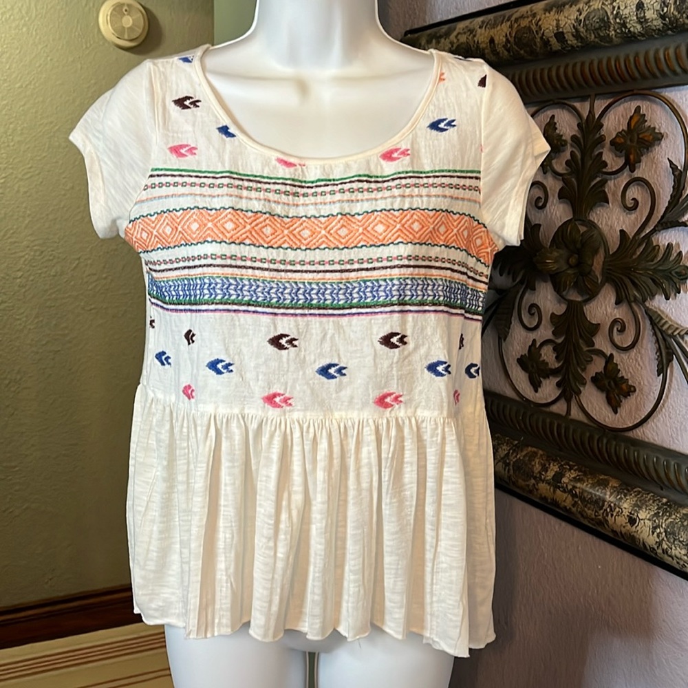 American Eagle Top- cutest empire embroidered SS top Sz S/P💚